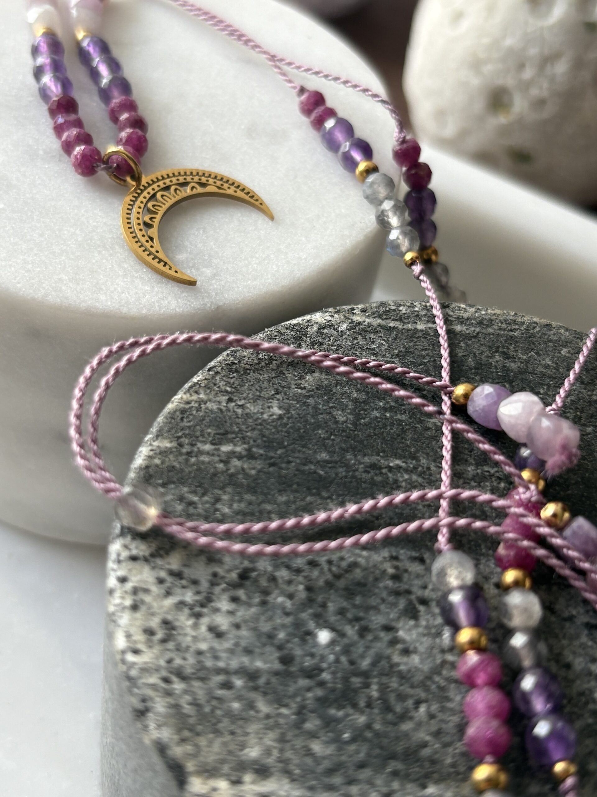 Amulet personalizowany na jedwabnej nici