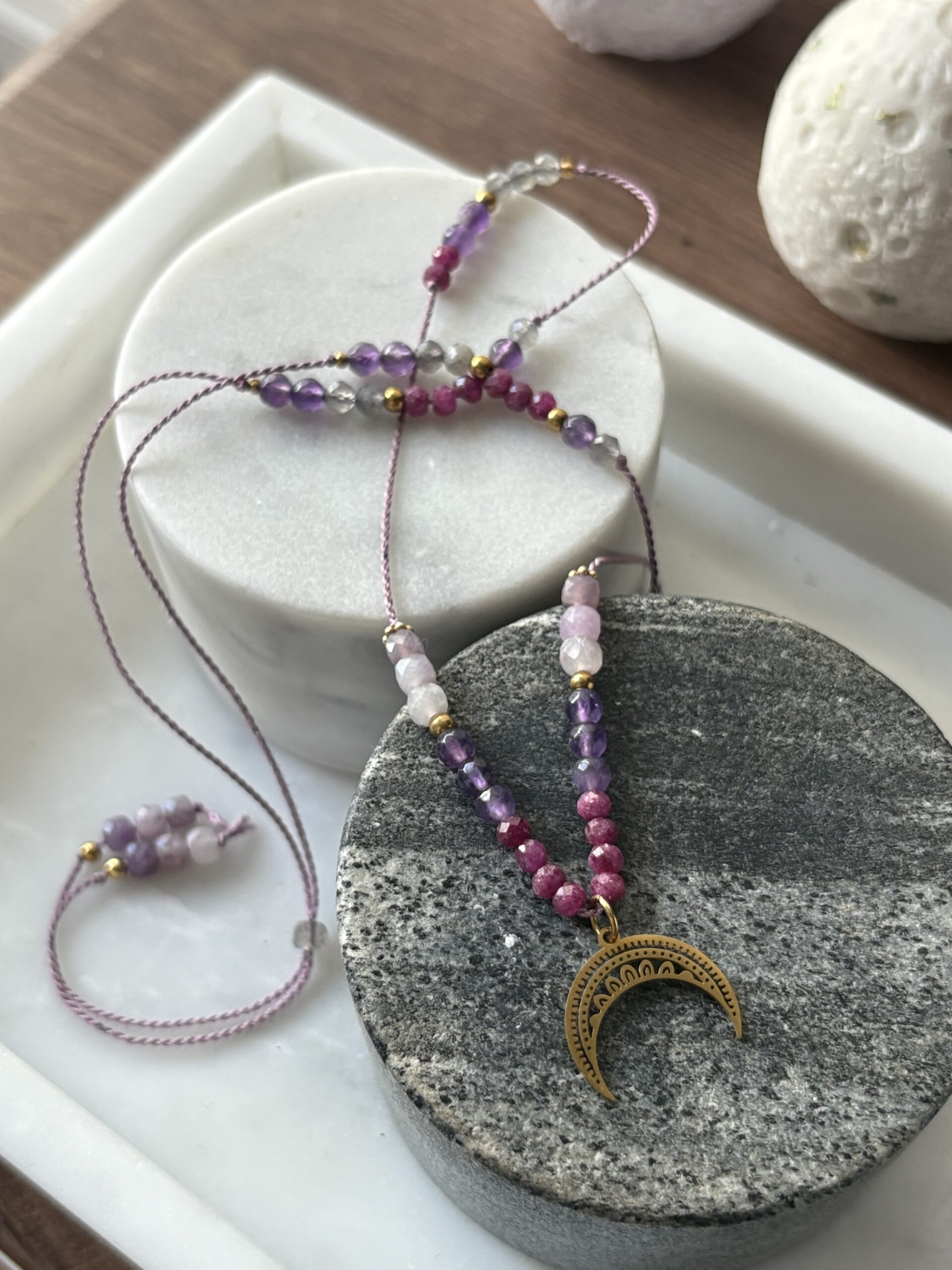 Amulet personalizowany na jedwabnej nici - obrazek 5