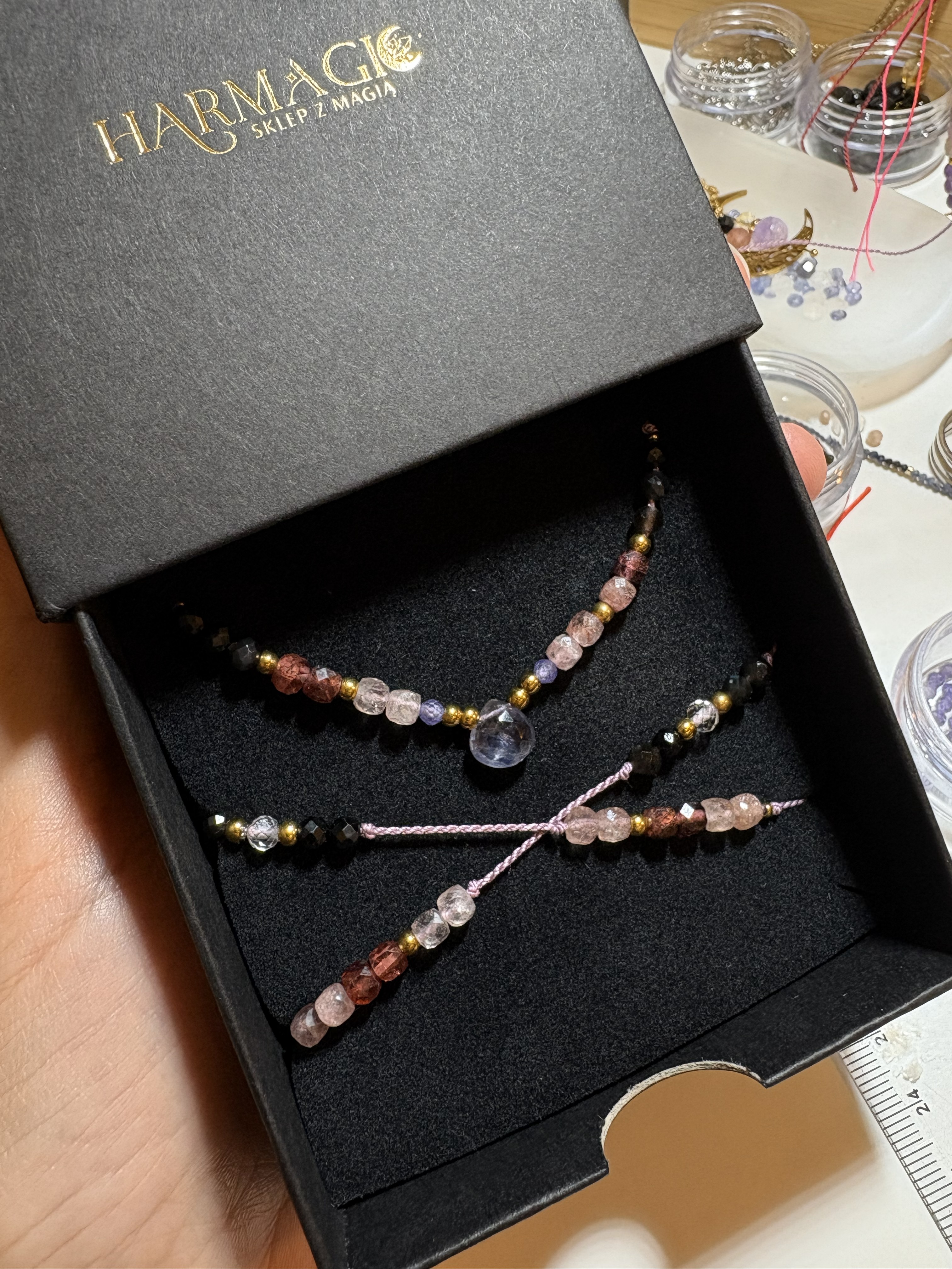 Amulet personalizowany na jedwabnej nici - obrazek 13