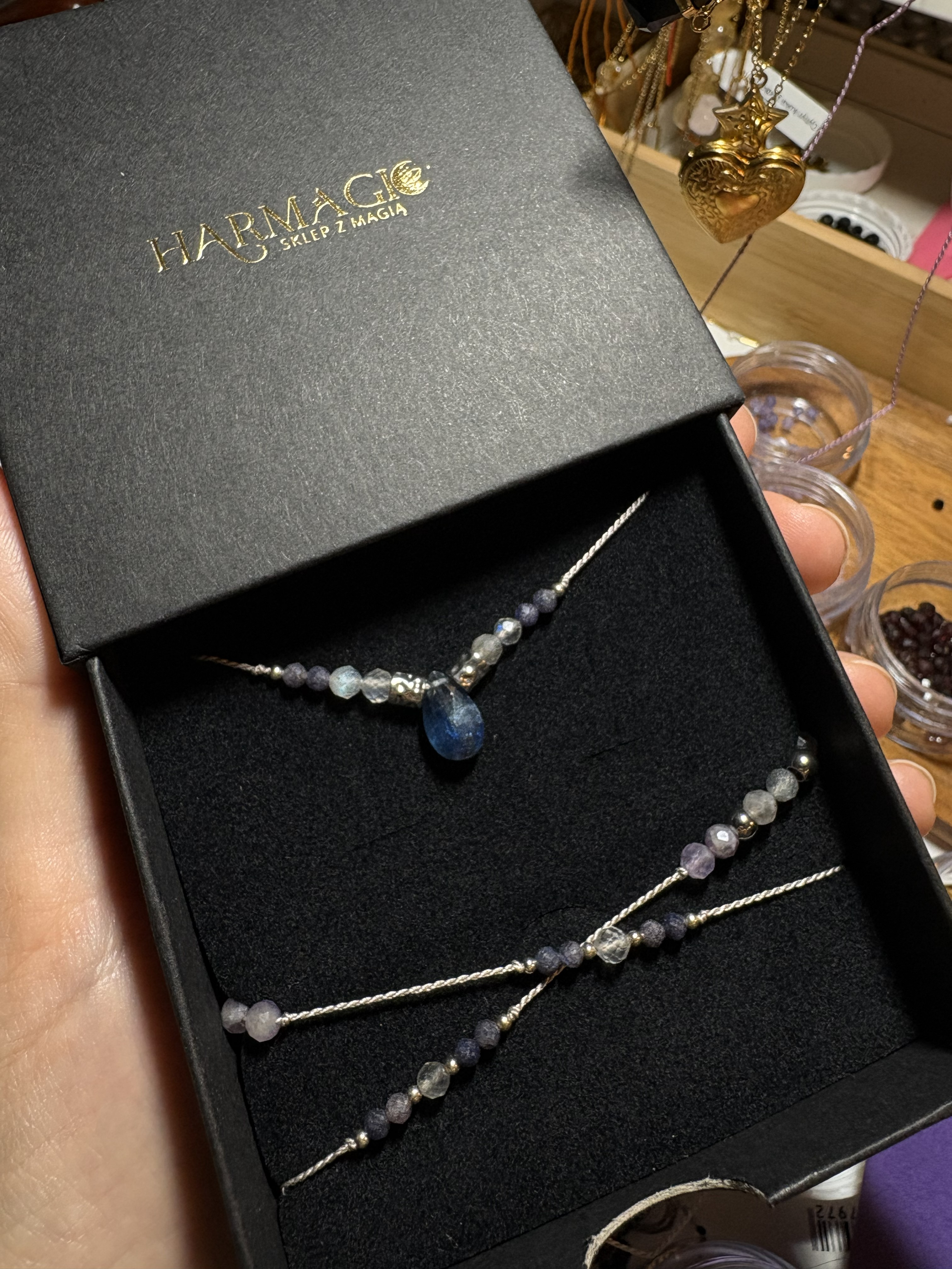 Amulet personalizowany na jedwabnej nici - obrazek 10